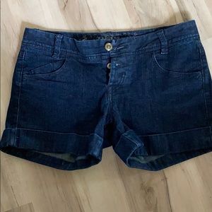 NWOT Women’s Express Jean Shorts Size 6 Dark Wash